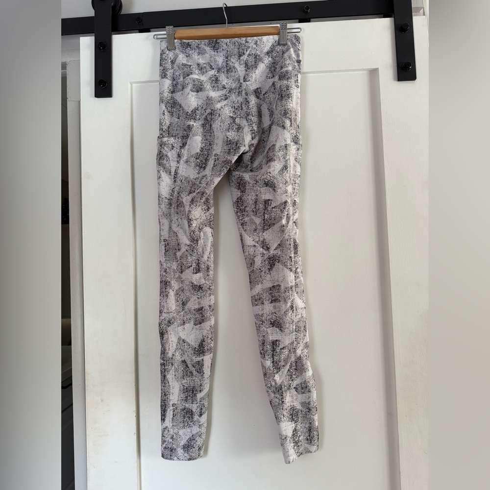 🛍️ Joe Fresh Abstract Patterned Pants - Picture 4 of 6